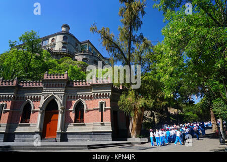 Les enfants de l'école mexicaine lors d'un voyage au château de Chapultepec dans le parc de Chapultepec, Mexico, Mexique Banque D'Images