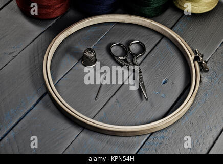 Articles pour la couture. Les images stylisées dans des couleurs sombres Banque D'Images