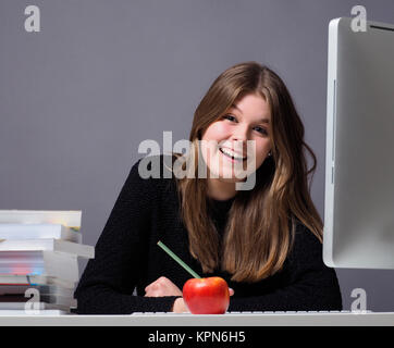 Jeune femme travaillant sur un ordinateur Banque D'Images