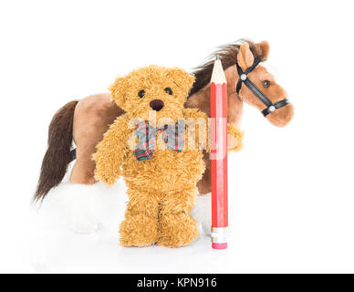 Ours en peluche avec crayon rouge et chevaux Banque D'Images