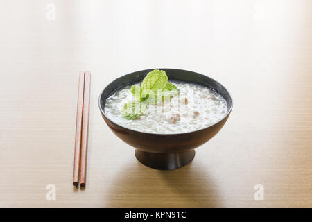 Riz chinois traditionnel dans un bol de gruau Banque D'Images