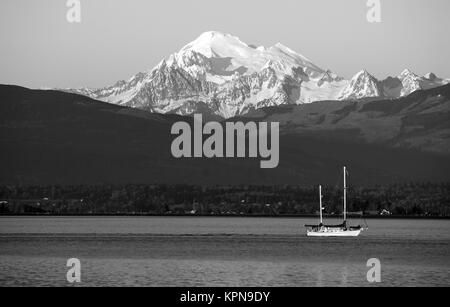 Voilier navigue vers le bas Motoring Puget Sound Mt Baker des Cascades Banque D'Images