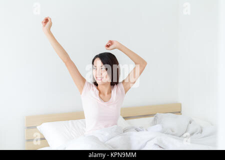 Jeune femme se réveiller heureux Banque D'Images
