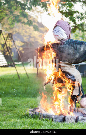 Burning Witch de paille - République tchèque traditionnellement célébrée chaque année le 30 avril Banque D'Images