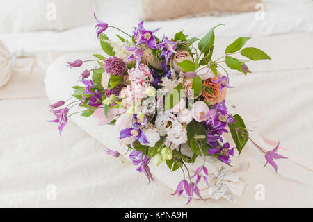 Fleurs délicates sur le lit d'une surprise dans le matin. Banque D'Images
