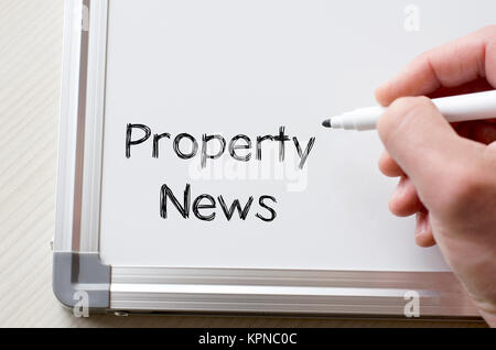 Property news written on whiteboard Banque D'Images