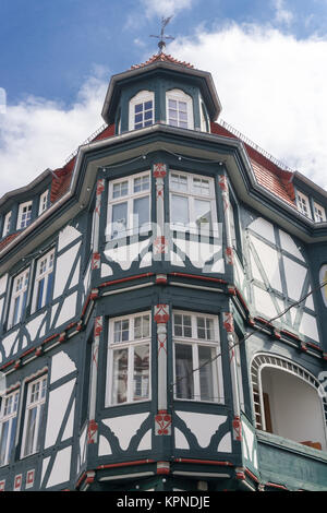 Face d'une belle maison ancienne à colombages dans un village de Fritzlar, en Allemagne près de Kassel en Hesse Banque D'Images