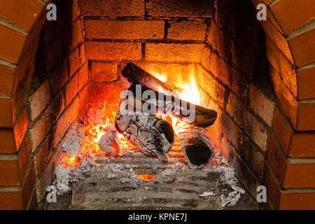 Ash, le charbon et la combustion du bois dans une cheminée Banque D'Images