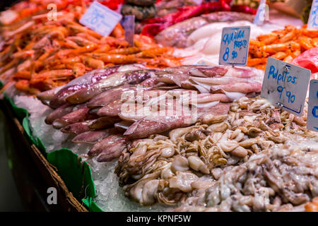 Poissons et fruits de mer sur la célèbre Boqueria à Barcelone Banque D'Images