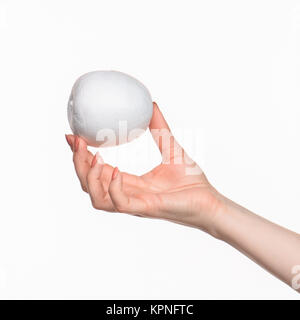 La femelle part holding white blank ovale en polystyrène Banque D'Images