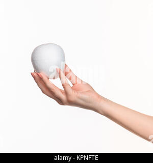 La femelle part holding white blank ovale en polystyrène Banque D'Images