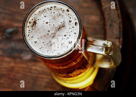 Verre de bière sur le baril en bois Banque D'Images