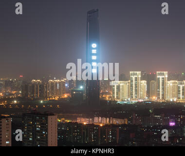 Wuhan Hubei Chine, 10 Décembre 2017 Vue de nuit : district de Hankou Wuhan en Chine avec au milieu le 438 m de haut bâtiment supertall Banque D'Images