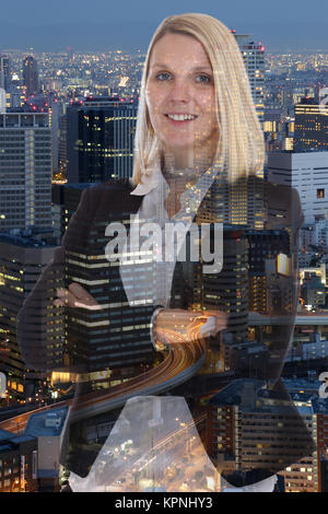 Young business woman portrait rire manager double exposition ville Banque D'Images