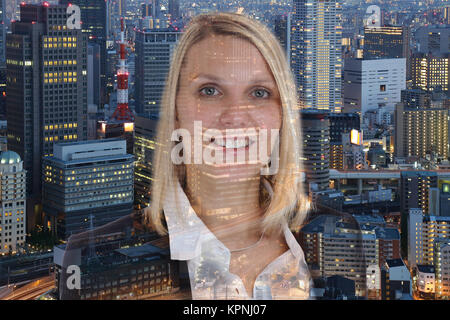 Young business woman portrait rire double exposition ville Banque D'Images