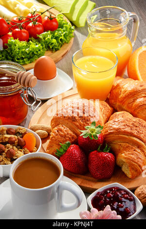 Le petit-déjeuner composé de croissants, café, fruits, jus d'orange Banque D'Images