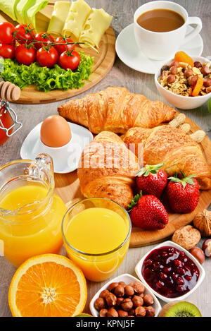 Le petit-déjeuner composé de croissants, café, fruits, jus d'orange Banque D'Images