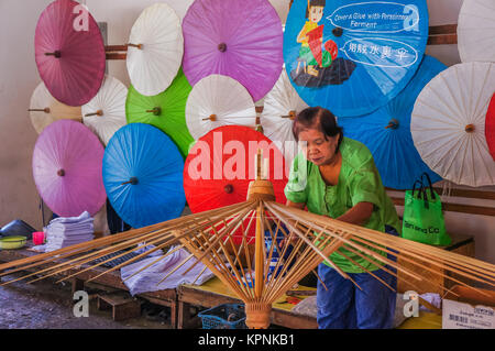 Chiang Mai, Thaïlande - 25 décembre 2013 : vieille femme fait de structure en bois pour parapluie dans Chiang Mai, Thaïlande Banque D'Images