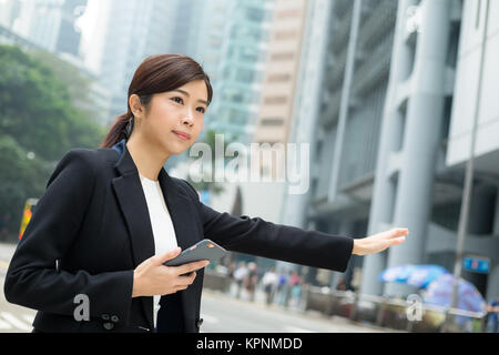 Businesswoman handing secouant pour une voiture Banque D'Images