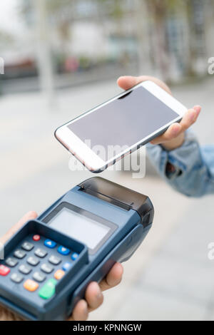 Client à l'aide de téléphone mobile pour commander Banque D'Images