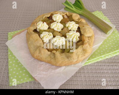 Galette de rhubarbe avec crème de chocolat blanc Banque D'Images