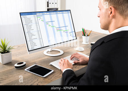 Businessman Working On Gantt At Office Banque D'Images