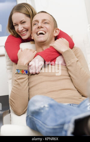 Modèle libération , Froehliches, junges Paar Zuhause - lucky, young couple at home Banque D'Images