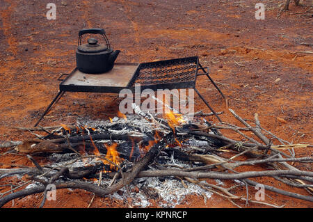Le café sur le feu de camp Banque D'Images