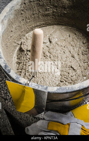Outils pour maçon seau avec une solution et une truelle Banque D'Images