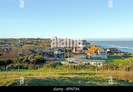 Une vue de l'Est des falaises de la North Norfolk station balnéaire de Mundesley-sur-Mer, Norfolk, Angleterre, Royaume-Uni. Banque D'Images