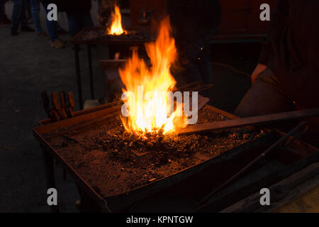 La combustion des charbons forgerons pour le travail de fer sur marché de Noël. Banque D'Images