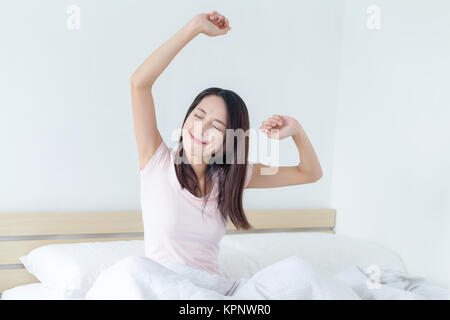 Woman Waking Up In Bed Banque D'Images