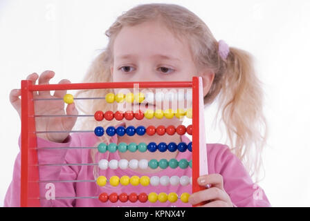 Modèle libération , Schulmaedchen, 7 Jahre, rechnet mit Abakus - fille de l'école avec abacus Banque D'Images