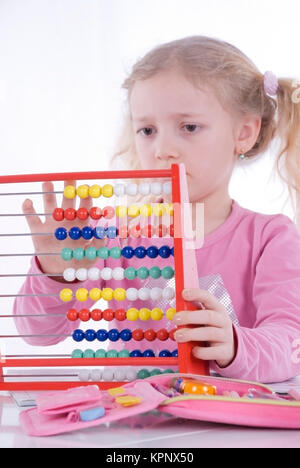 Modèle libération , Schulmaedchen, 7 Jahre, rechnet mit Abakus - fille de l'école avec abacus Banque D'Images