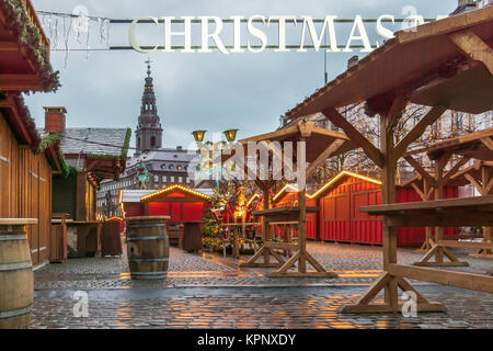 Marché-place avec une bannière de Noël sur la place et les hangars rouges à Amager tôt le matin, Copenhague, Danemark, 6 décembre 2017 Banque D'Images