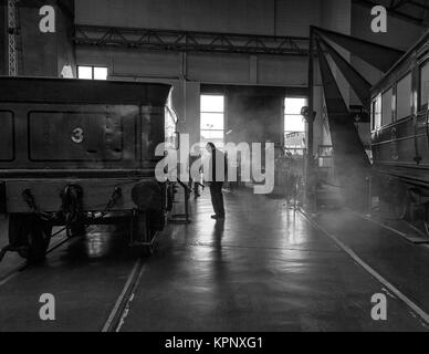 Une image en noir et blanc de la zone d'ateliers aux niveaux national Rail Museum York Banque D'Images