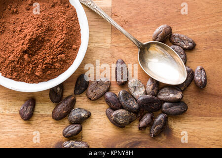 La poudre de cacao dans un bol Banque D'Images