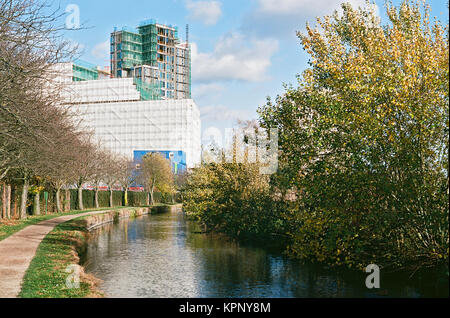 Nouveaux appartements en construction et le nouveau chemin de la rivière, sur le bord de Woodberry Zones Humides, au nord de Londres, UK Banque D'Images