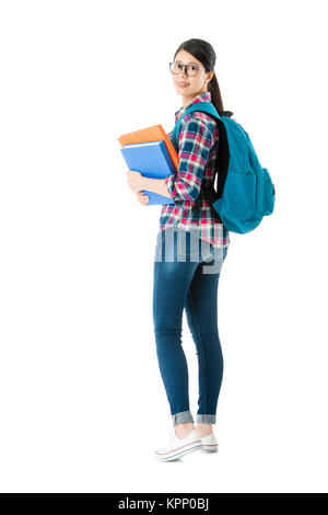 Young attractive woman student textbook avec sac tourné autour de prêt de nouveau à l'école étudier isolé sur fond de mur blanc. Banque D'Images