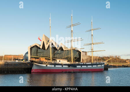 Riverside Museum - Musée des Transports de Glasgow et le grand voilier, Glasgow, Écosse, Royaume-Uni Banque D'Images