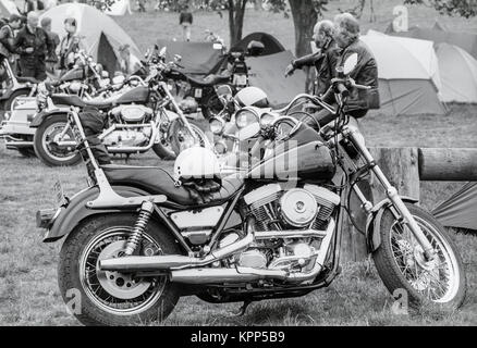 Prêt de vélos garés sur l'emplacement. Des scènes de la Harley Davidson Road rally dans les motifs de Littlecote House, Berkshire, Angleterre le 30 septembre 1989 l'ion. La manifestation était organisée par Peter de Savary qui possédait la chambre à ce moment-là. Banque D'Images