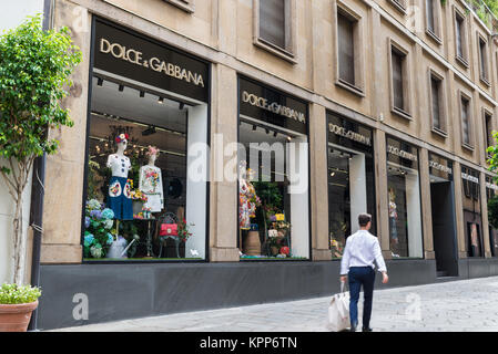 Milan, Italie - 10 août 2017 : Dolce & Gabbana boutique dans une rue du quartier de la mode de Milan appelé le quadrilatère de la mode. Concept de luxe Banque D'Images