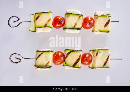 Deux grillé fromage haloumi sain et brochettes tomate isolated on white vue close up d'en haut Banque D'Images