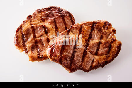 Deux steaks de boeuf mariné grillé le cou d'un barbecue ou un pique-nique d'été vue high angle over white Banque D'Images