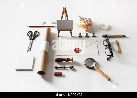 L'art et l'artisanat vierge/jeu sur papier blanc arrière-plan. Articles fait main pour placer votre conception. Maquette de marque. Banque D'Images