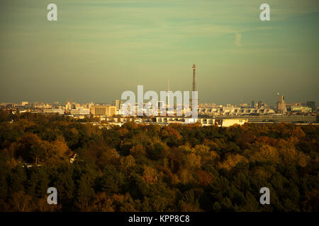 Horizon de Berlin avec les forêts environnantes en automne Banque D'Images