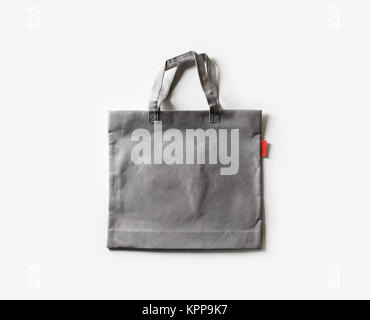 Sac en toile tissu gris vide pour le shopping on white background. Mise à plat. Banque D'Images