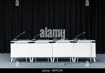 Microphones de conférence dans une salle de réunion Banque D'Images