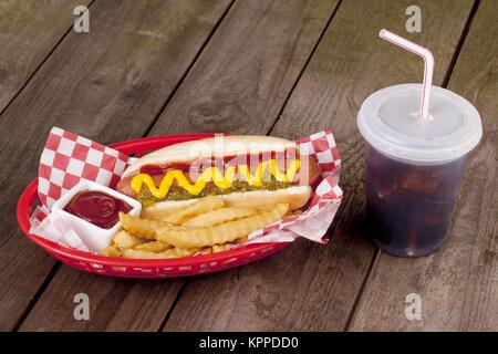 Sandwich Hot-dog avec frites et des boissons Banque D'Images