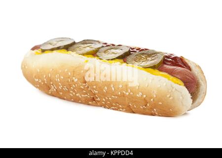 Sandwich Hot-dog avec des tranches de cornichons topping Banque D'Images